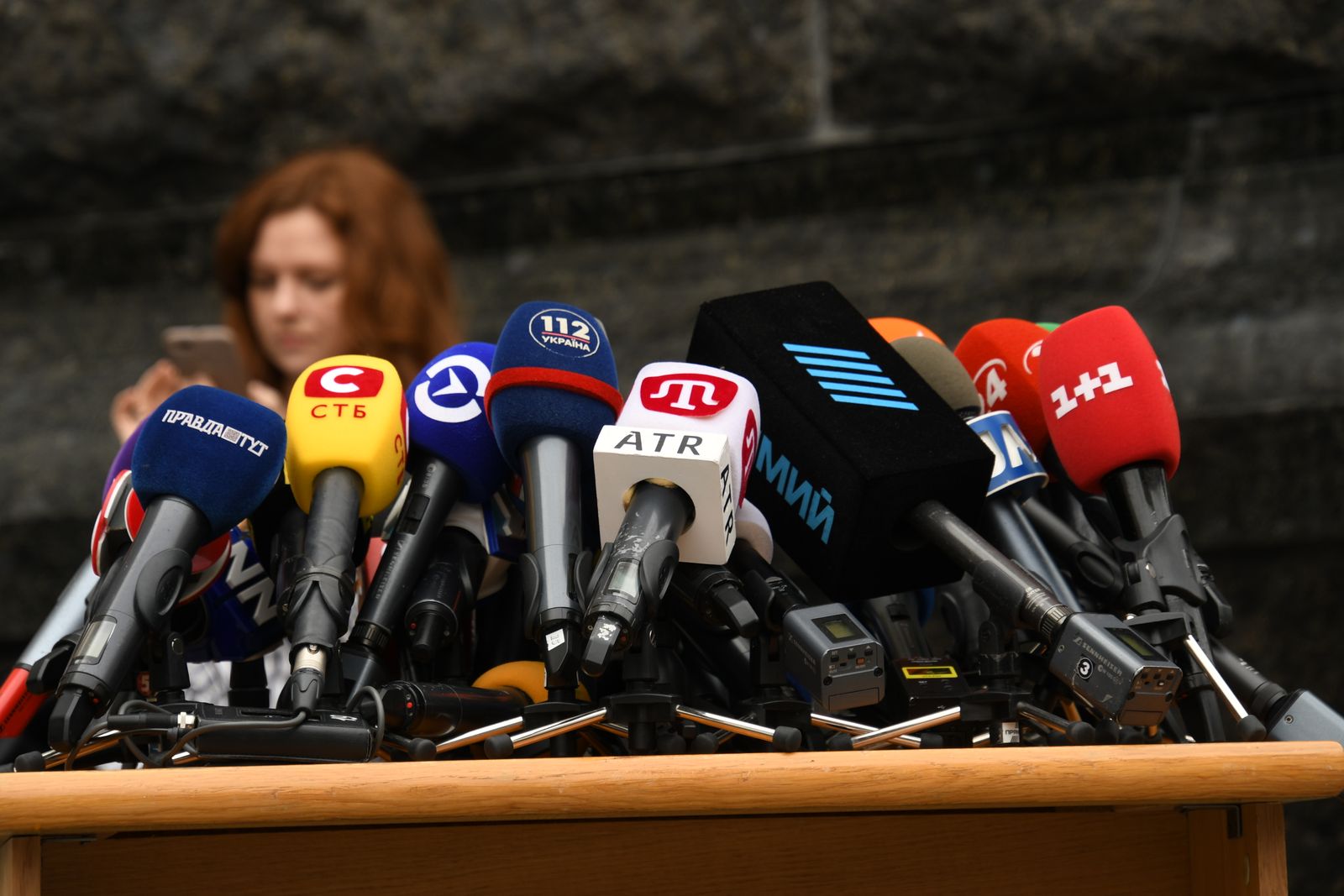 Micrófonos preparados para una rueda de prensa