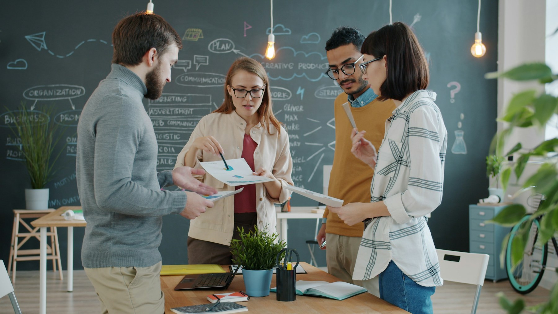 Equipo creativo colaborando en una estrategia